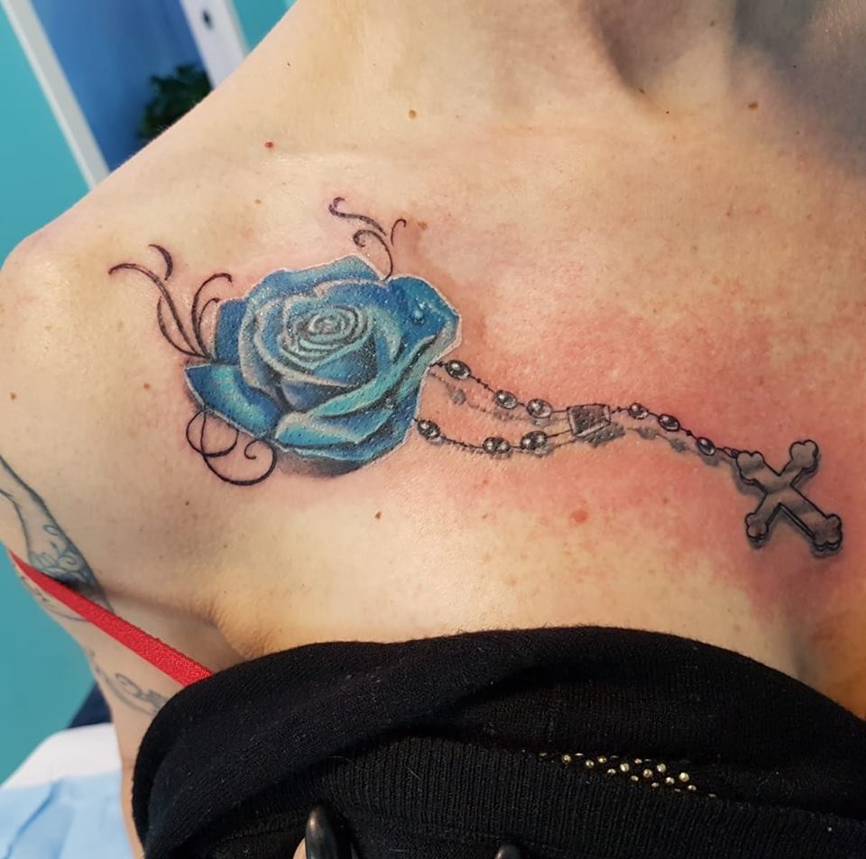 Tatuaggio rosa blu con croce - Denis Trevisani Tattoo Studio